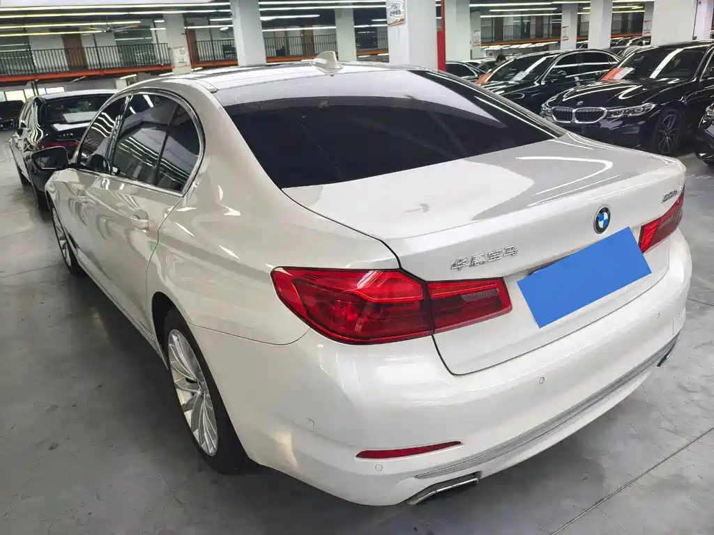 BMW 5 Series — миниатюра 10