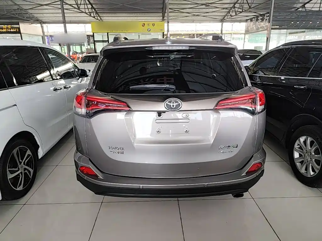 Toyota RAV4 — миниатюра 6