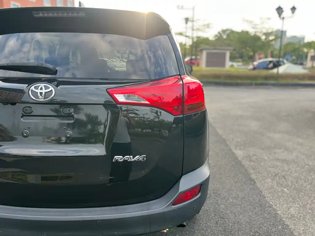 Toyota RAV4 — миниатюра 9