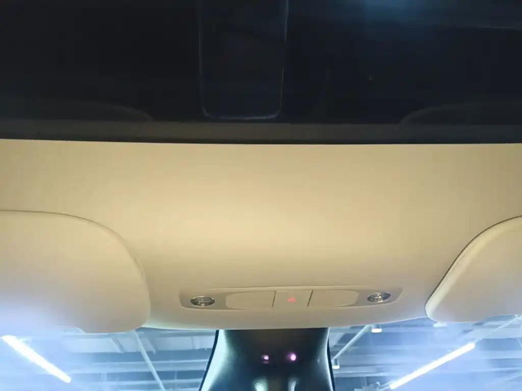 Tesla Model Y — миниатюра 18