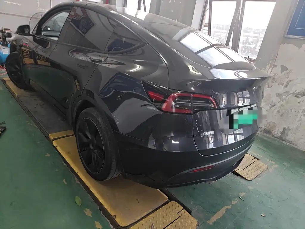 Tesla Model Y — миниатюра 8