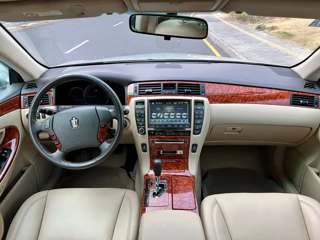 Toyota Crown — миниатюра 12