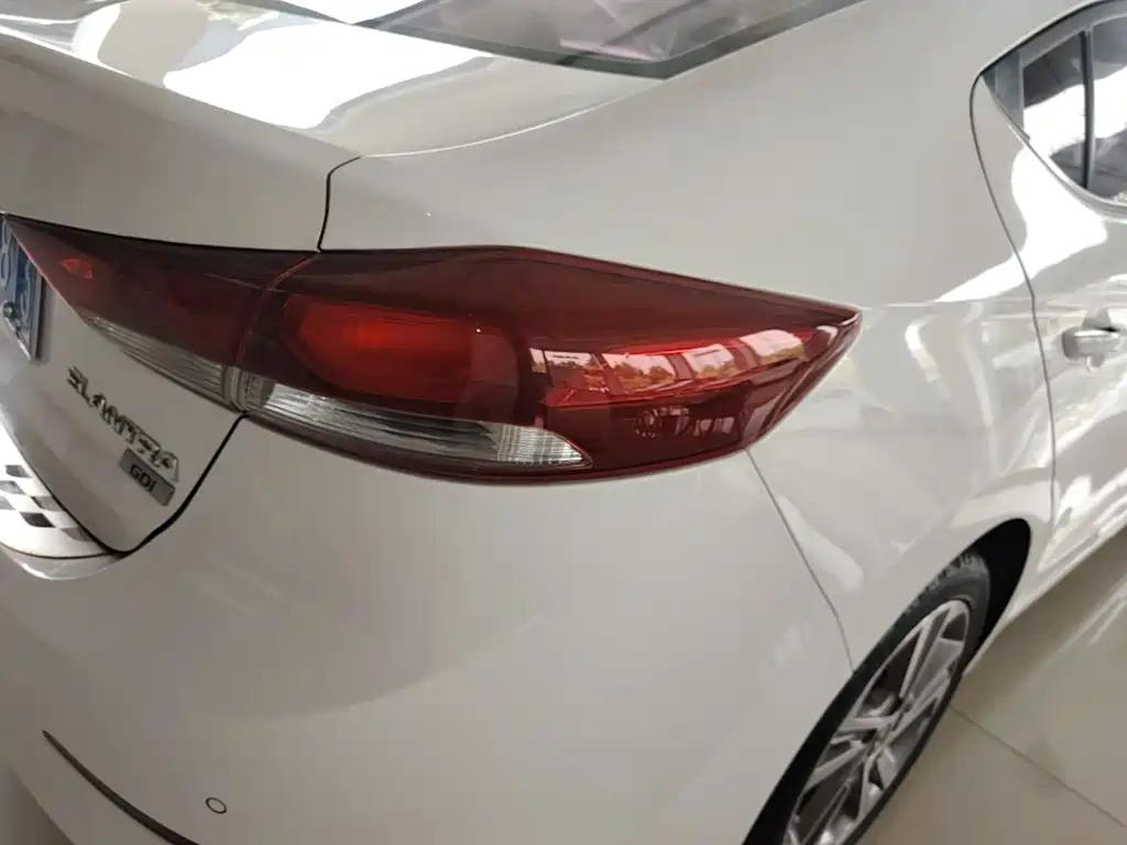 Hyundai Elantra — миниатюра 8
