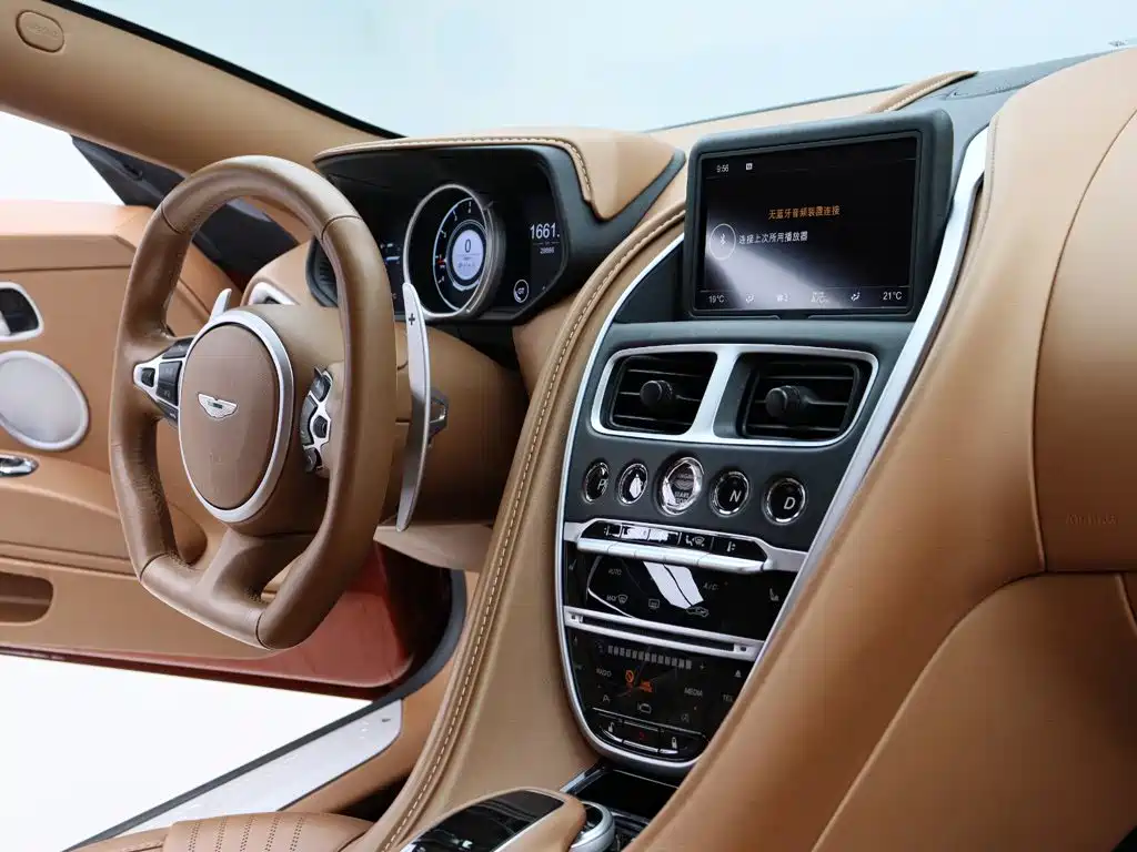 Aston Martin DB11 — миниатюра 15