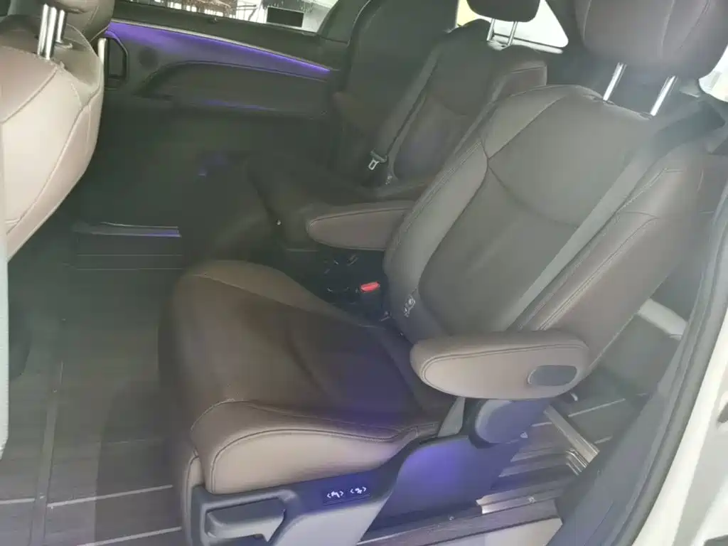Toyota Sienna — миниатюра 17