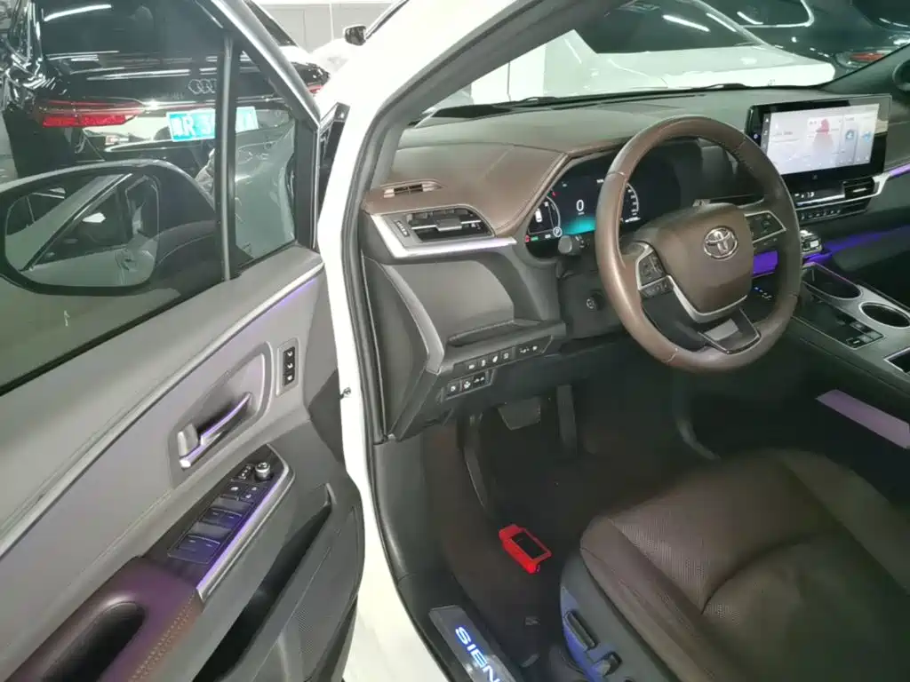 Toyota Sienna — миниатюра 16