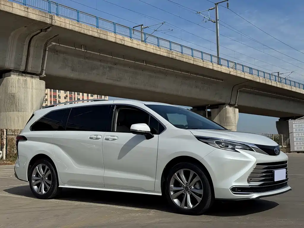 Toyota Sienna — миниатюра 3
