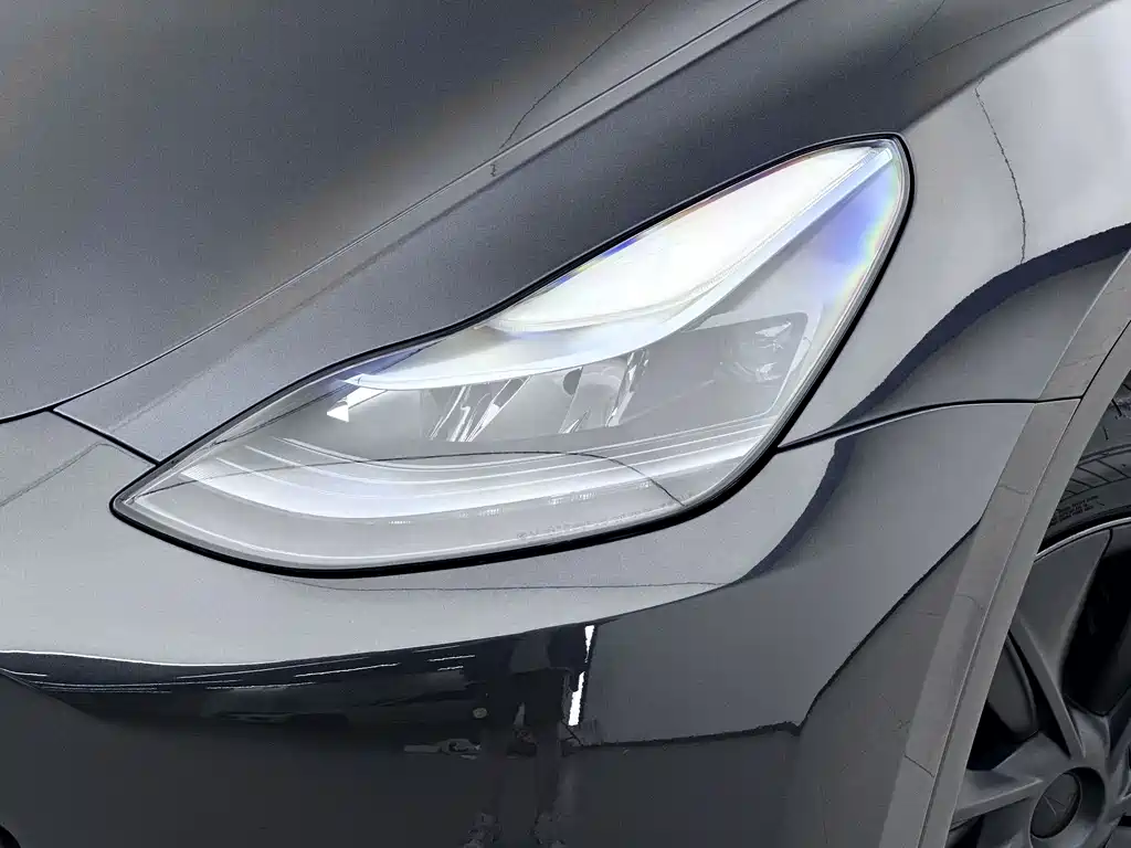Tesla Model Y — миниатюра 12