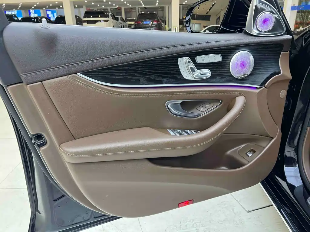 Mercedes-Benz E-Class — миниатюра 8