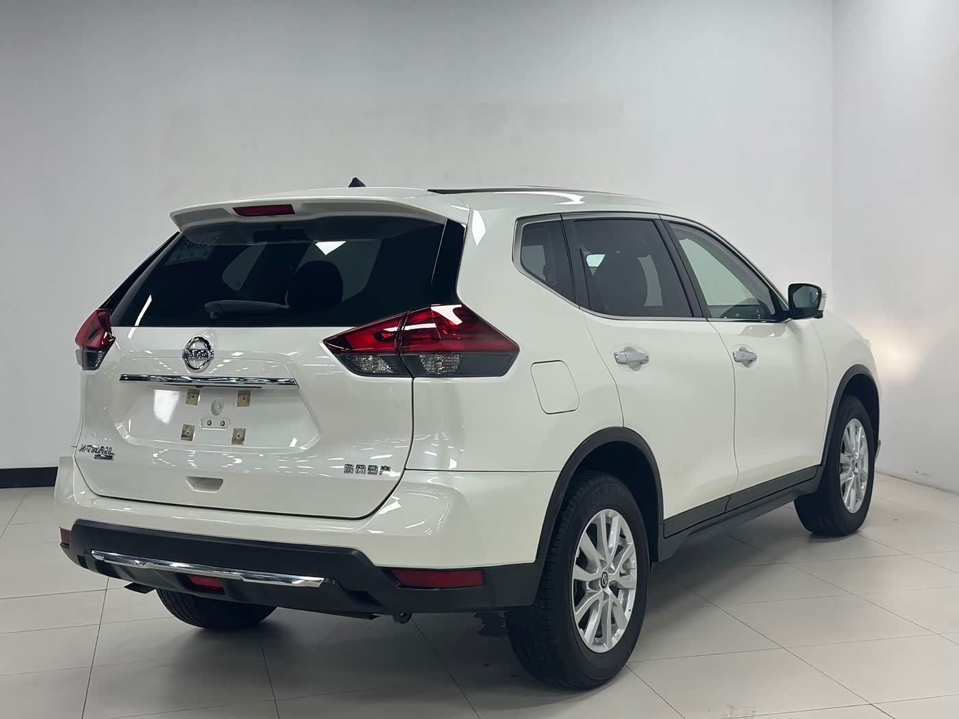 Nissan X-Trail 2.0 л 2023 г. Белый, пробег 39000 км