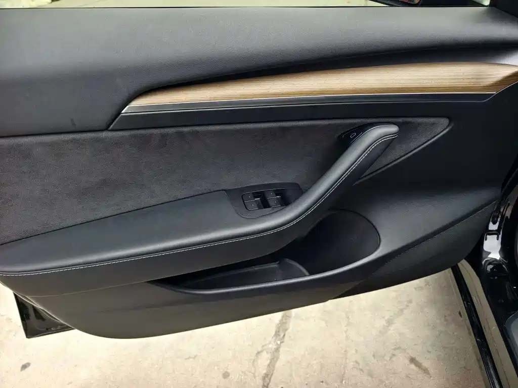 Tesla Model 3 — миниатюра 6