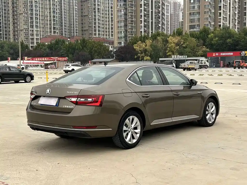 Skoda Superb — миниатюра 4