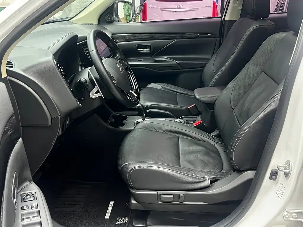 Mitsubishi Outlander — миниатюра 12