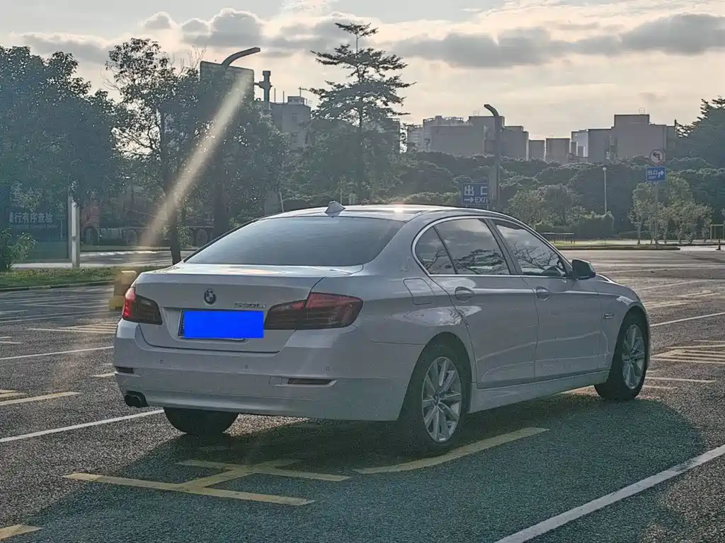 BMW 5 Series — миниатюра 13