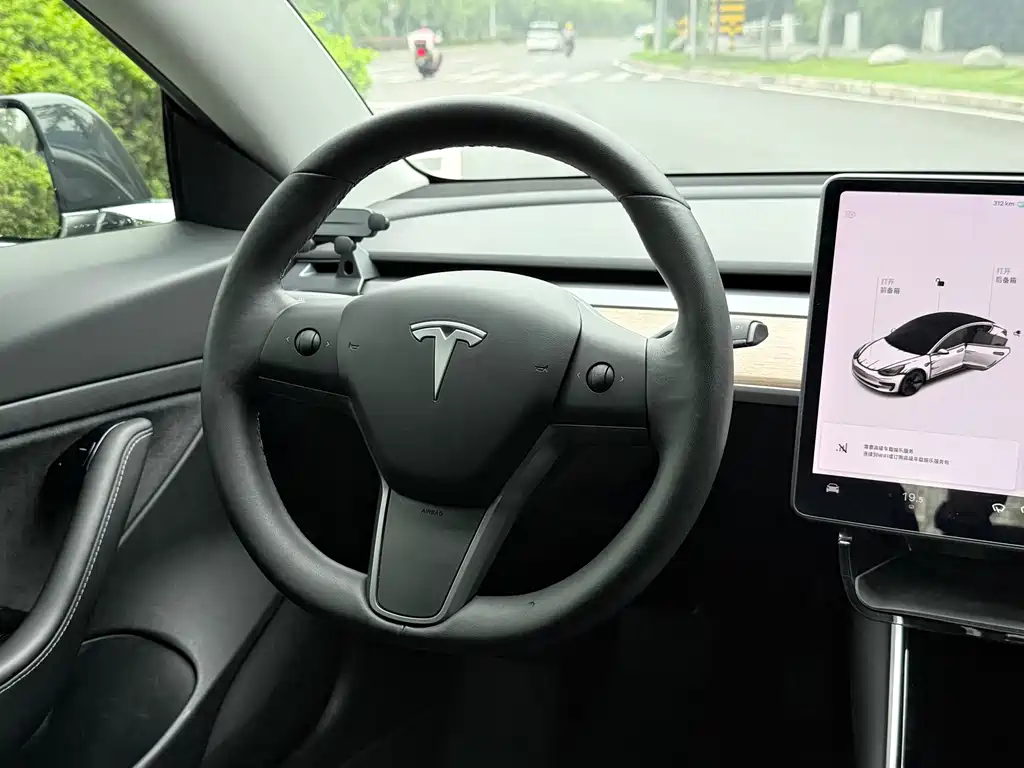 Tesla Model 3 — миниатюра 15