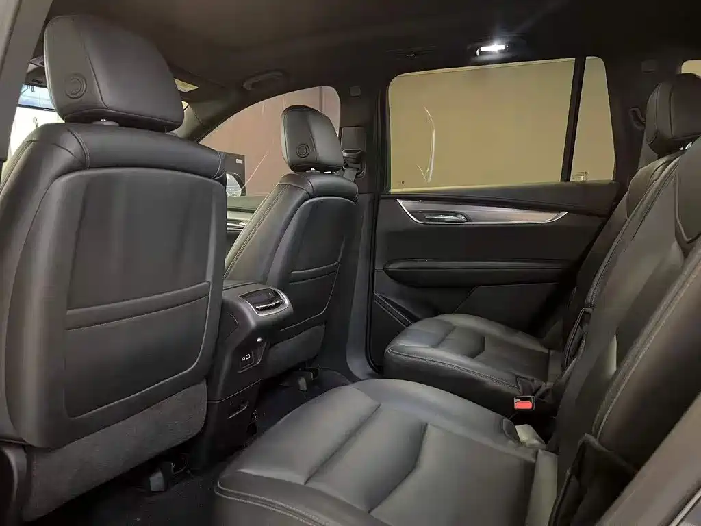 Cadillac XT6 2021 28T мест