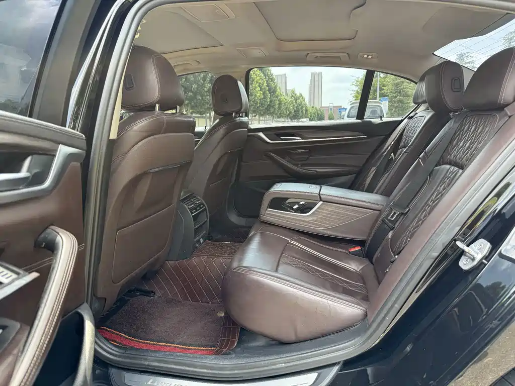 BMW 5 Series — миниатюра 6