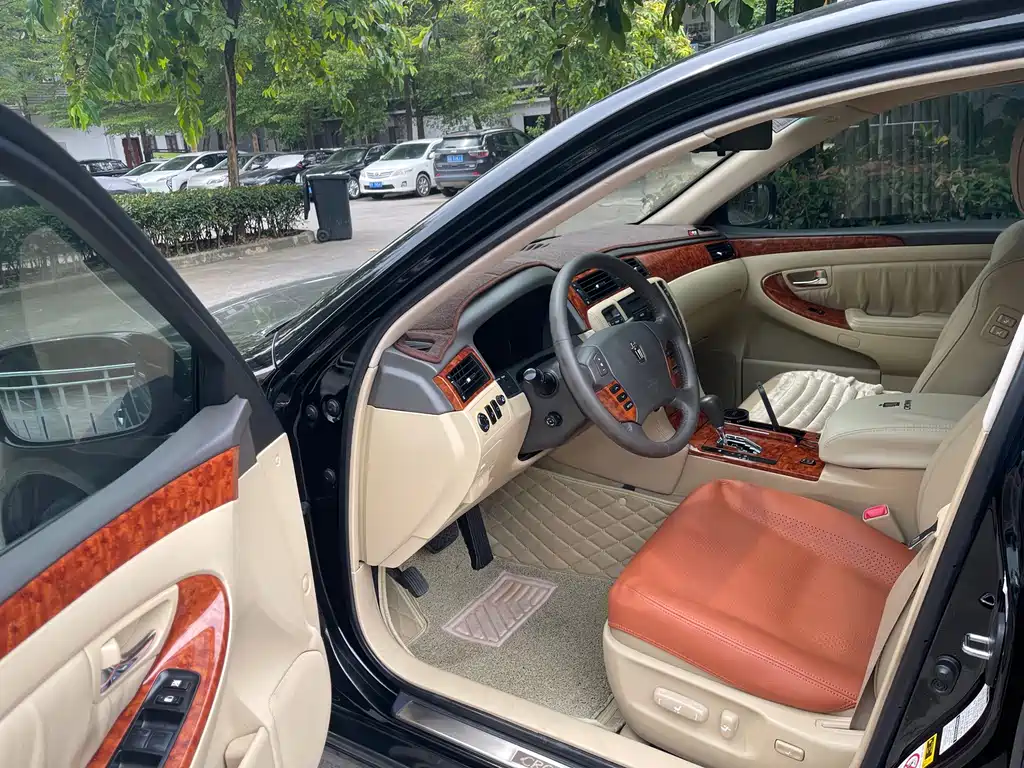 Toyota Crown — миниатюра 3