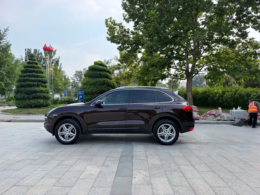 Porsche Cayenne — миниатюра 7