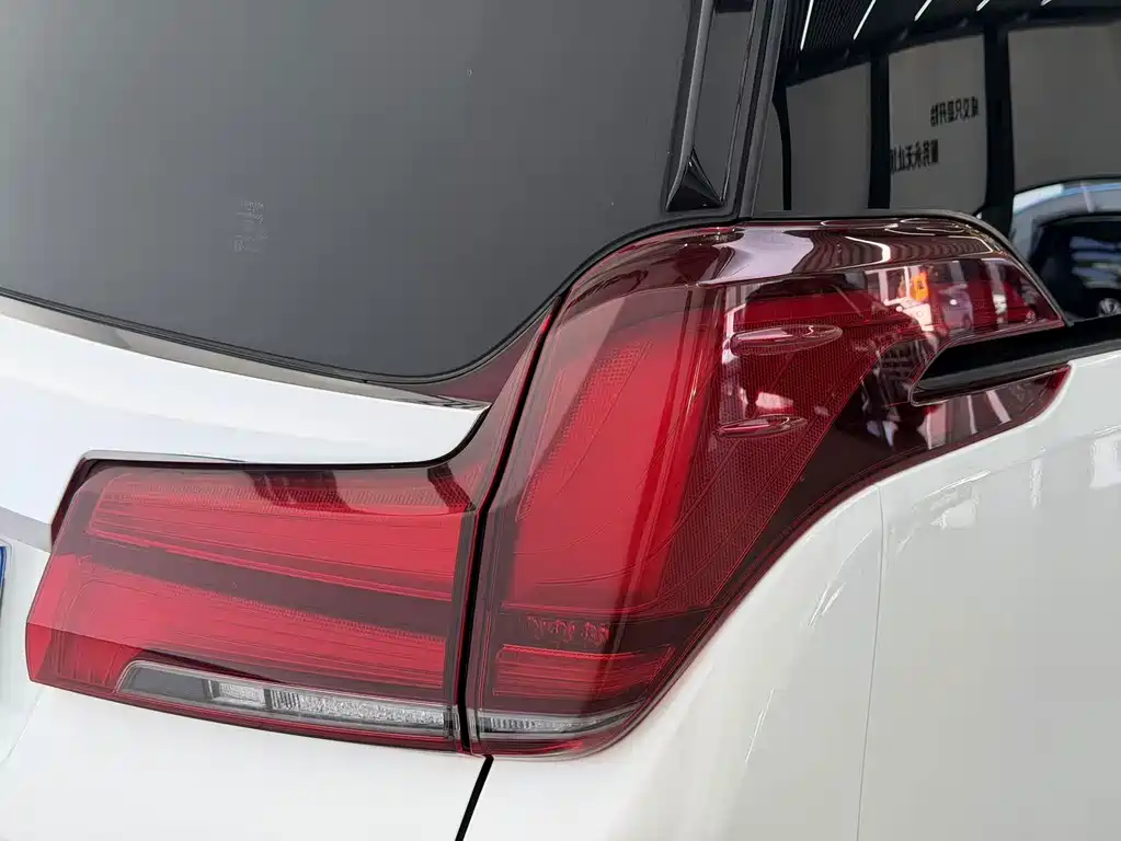 Toyota Alphard — миниатюра 8