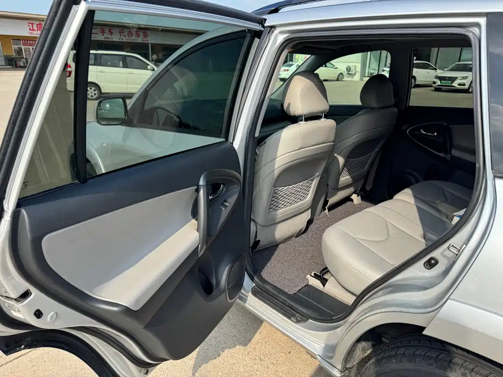Toyota RAV4 — миниатюра 18