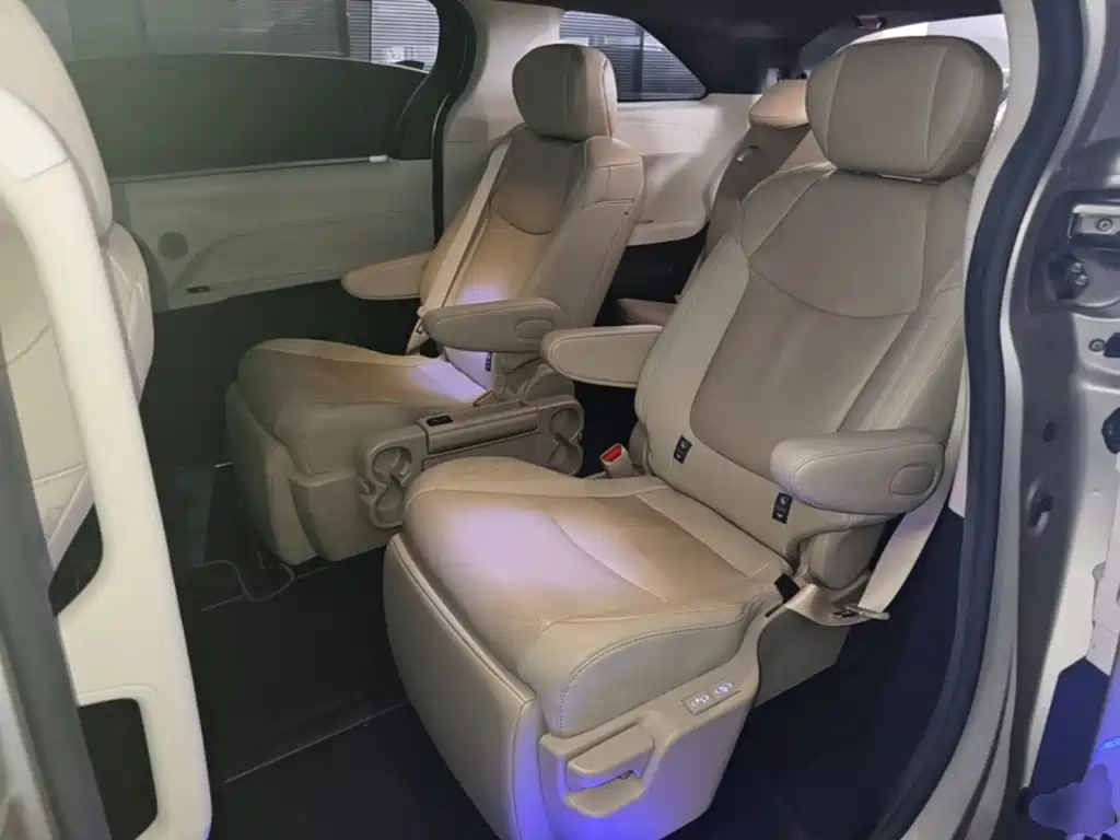 Toyota Sienna — миниатюра 17