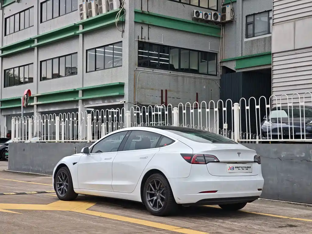 Tesla Model 3 — миниатюра 4