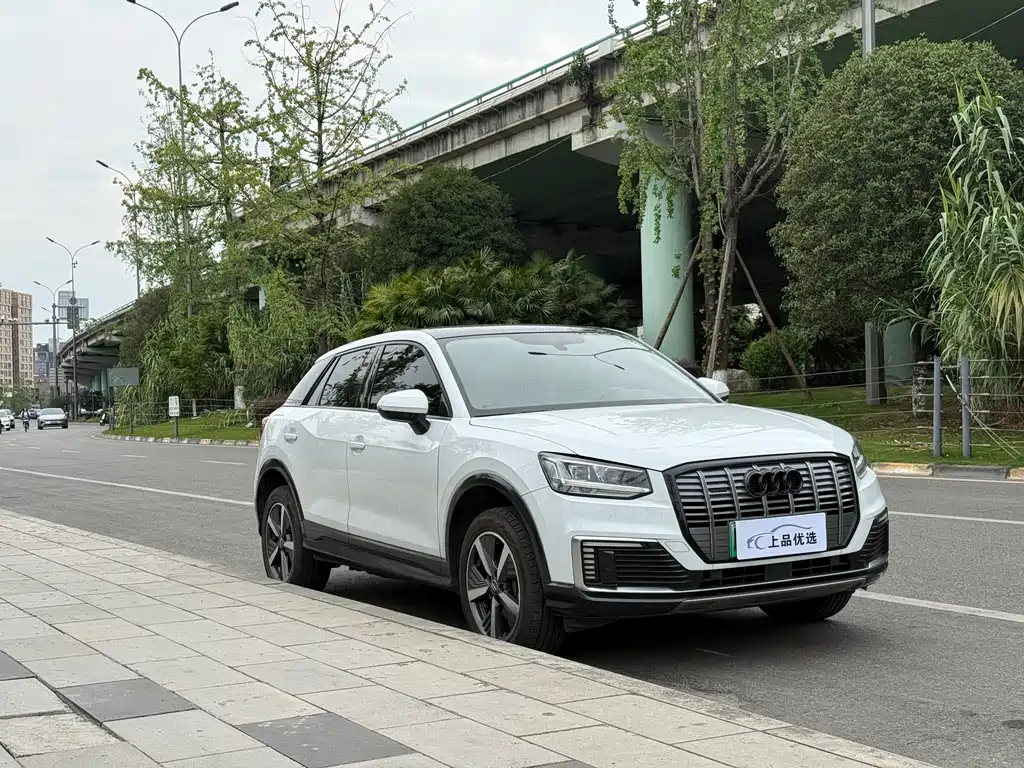Audi Q2L e-tron 2019 Q2L e-tron Smart