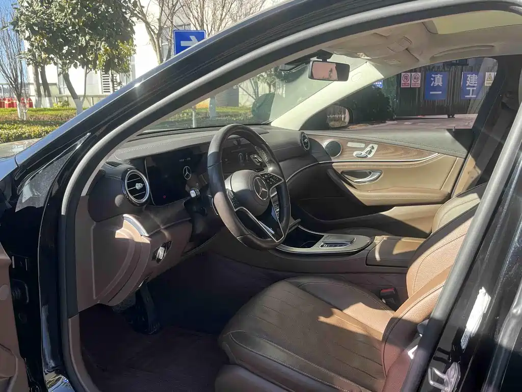 Mercedes-Benz E-Class — миниатюра 6