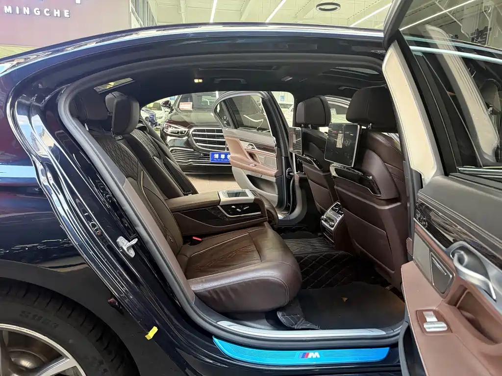 BMW 7 Series — миниатюра 14