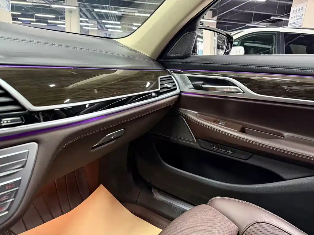 BMW 7 Series — миниатюра 15