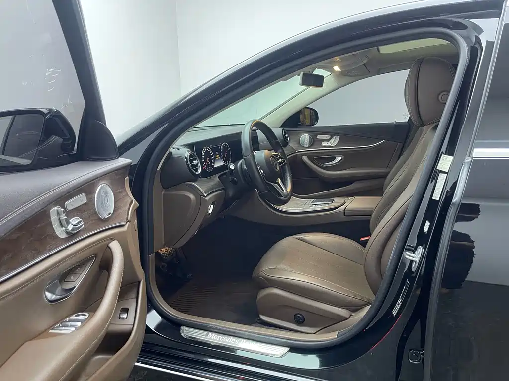 Mercedes-Benz E-Class — миниатюра 13