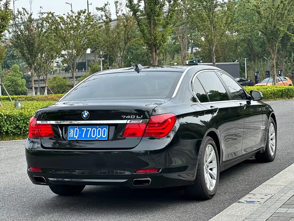 BMW 7 Series — миниатюра 6