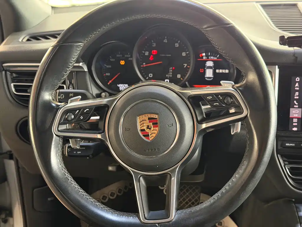 Porsche Macan — миниатюра 11
