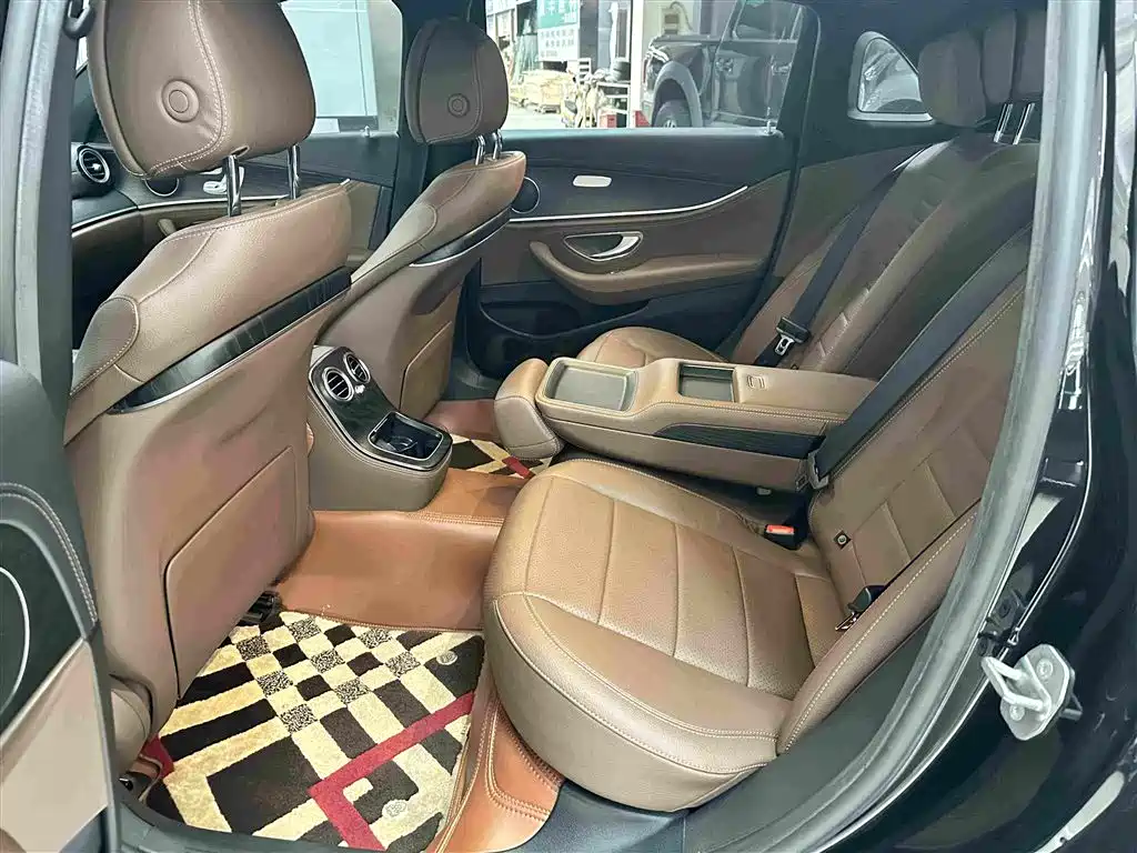 Mercedes-Benz E-Class — миниатюра 13