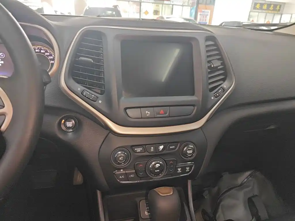 Jeep Cherokee — миниатюра 13