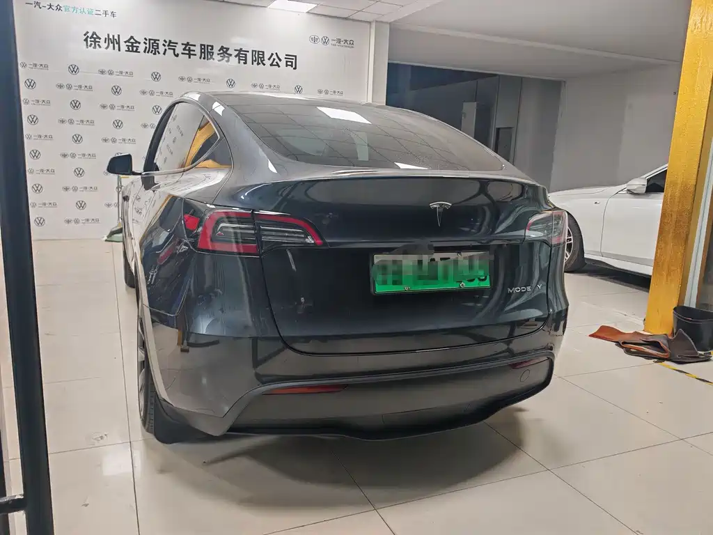 Tesla Model Y — миниатюра 8