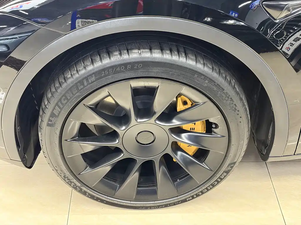 Tesla Model Y — миниатюра 15