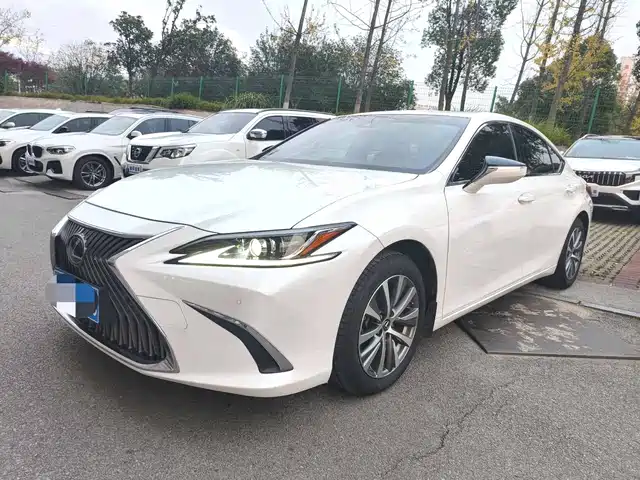 LEXUS ES 2020