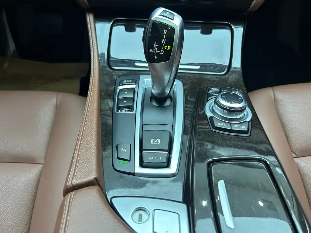BMW 5 Series — миниатюра 13