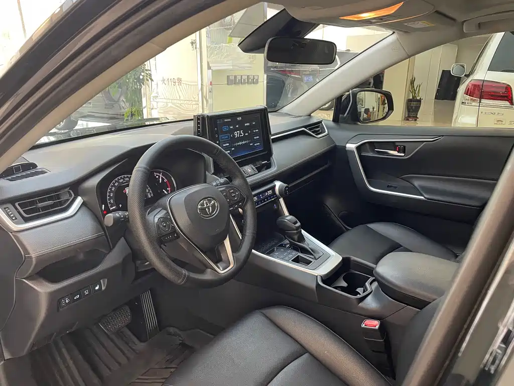 Toyota RAV4 — миниатюра 7