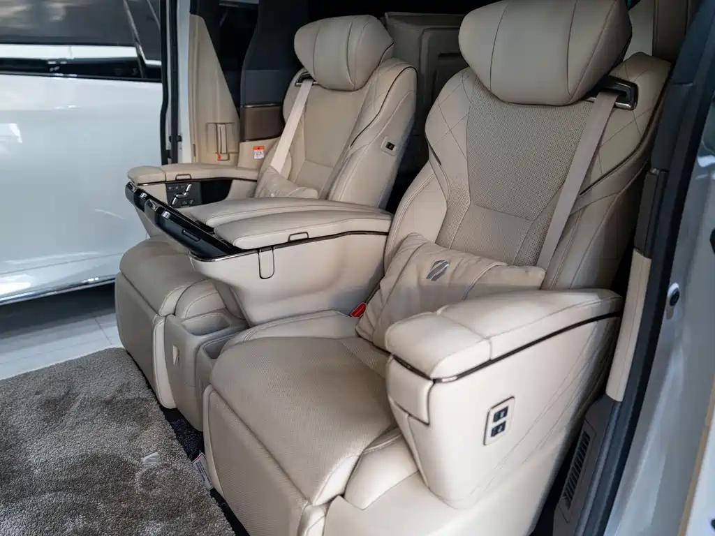 Toyota Alphard — миниатюра 9