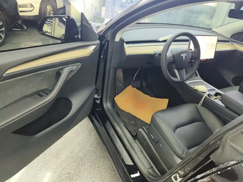 Tesla Model Y — миниатюра 16