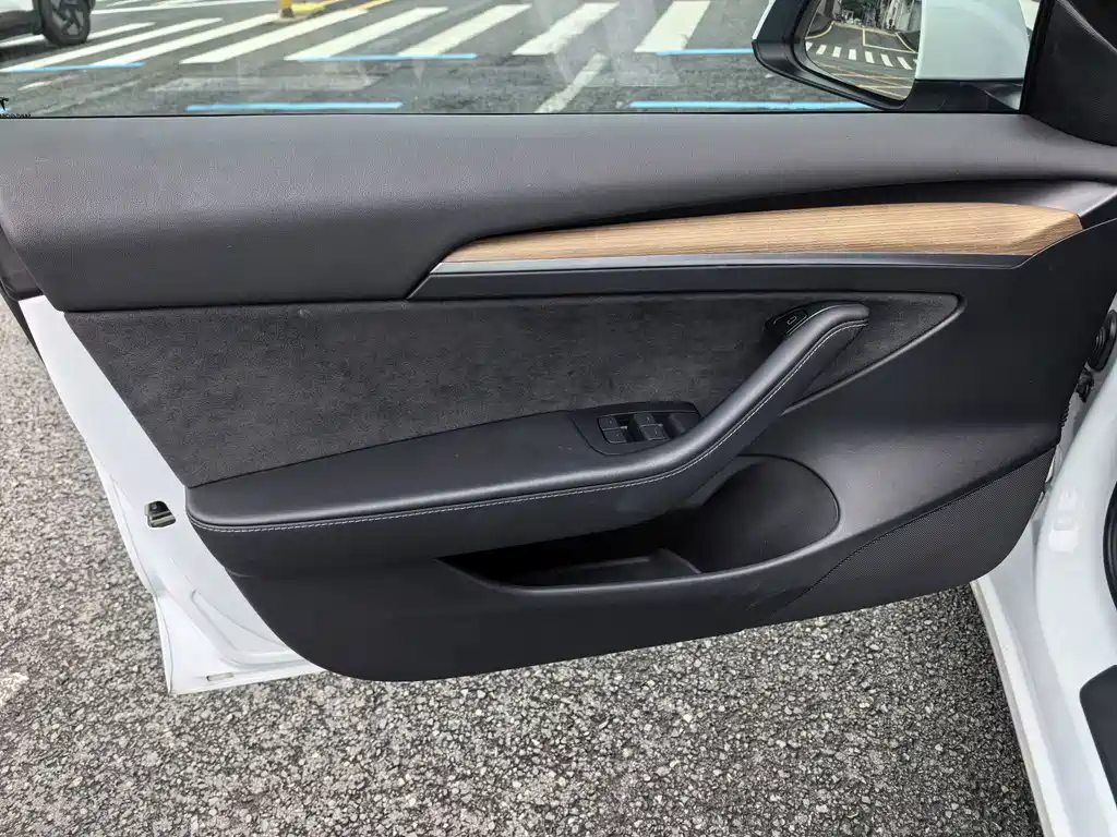 Tesla Model 3 — миниатюра 14