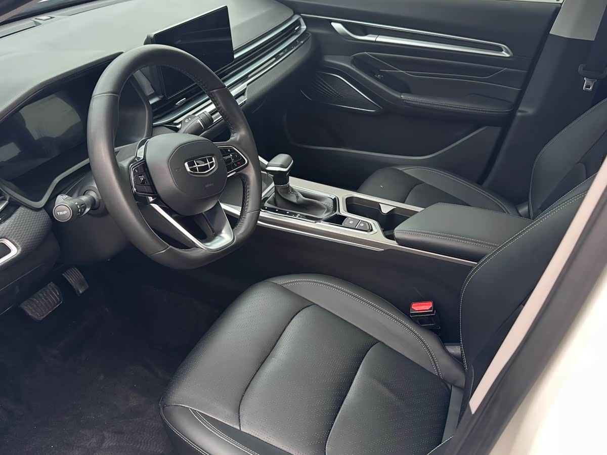 Geely Emgrand 1.5 л 2022 г. Белый, пробег 35000 км