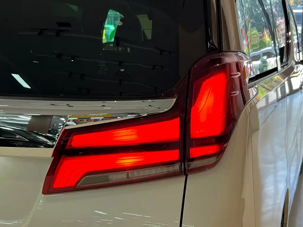 Toyota Alphard — миниатюра 22