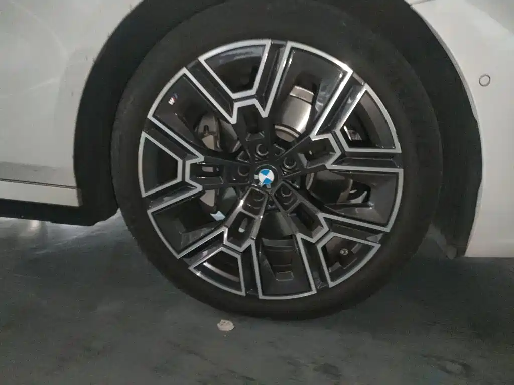 BMW 5 Series — миниатюра 24