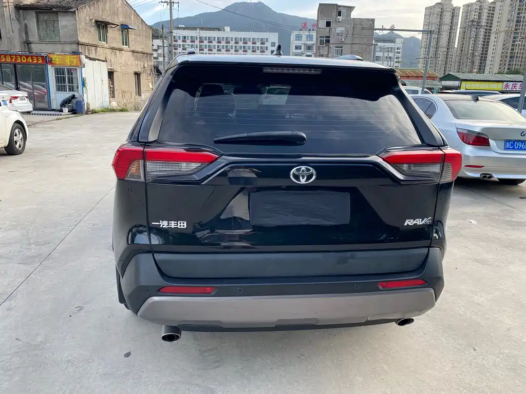 Toyota RAV4 — миниатюра 5