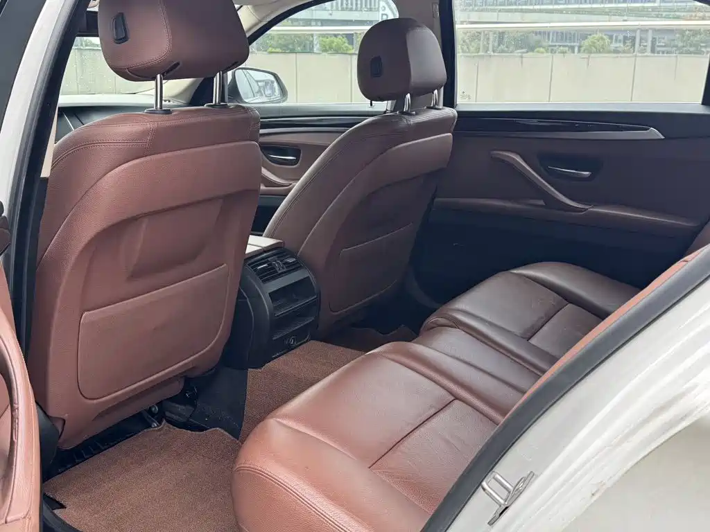 BMW 5 Series — миниатюра 9