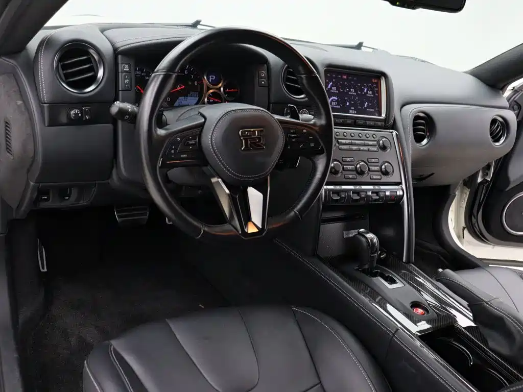 Nissan GT-R — миниатюра 8